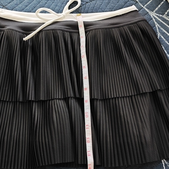 NWT 💗 aerie 💗 Black Pleated Tiered Mini Skirt with White Drawstring - Picture 6 of 6
